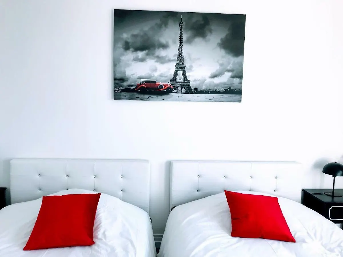 Luxe Eiffel Tower And Seine River Apartment