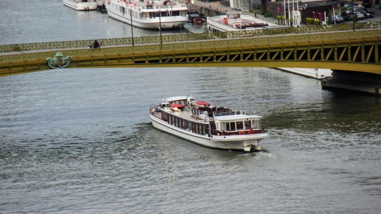 Luxe Eiffel Tower And Seine River Paris
